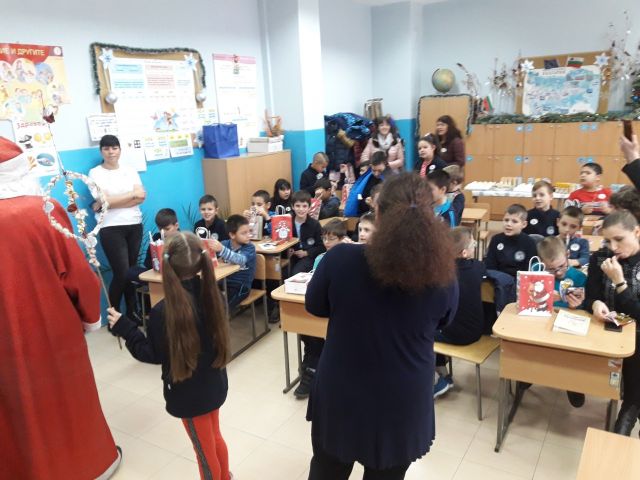 Коледен празник във IIб клас [23.12.2019]