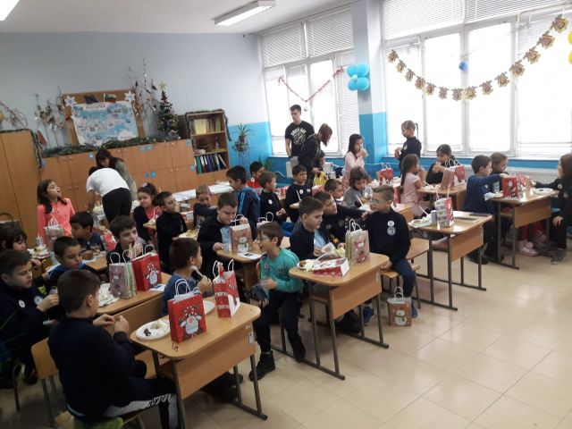 Коледен празник във IIб клас [23.12.2019]