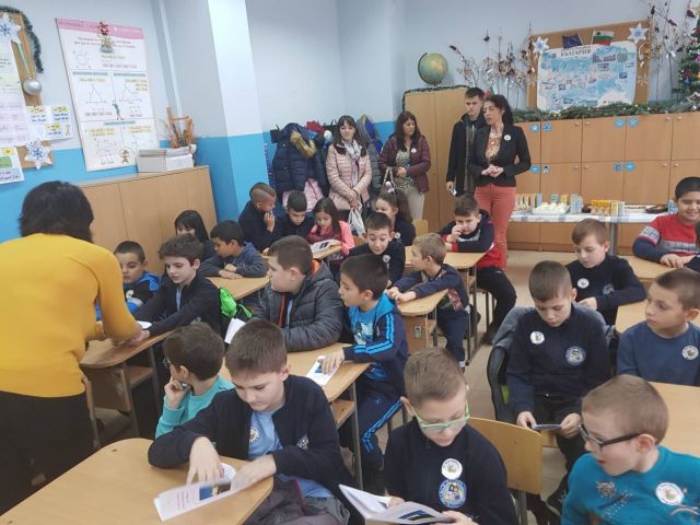 Коледен празник във IIб клас